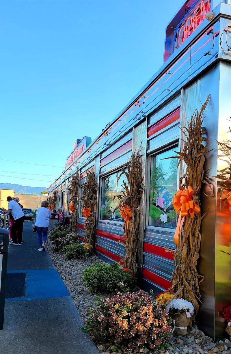Why Mel's Classic Diner Belongs on Your Tennessee Breakfast Bucket List