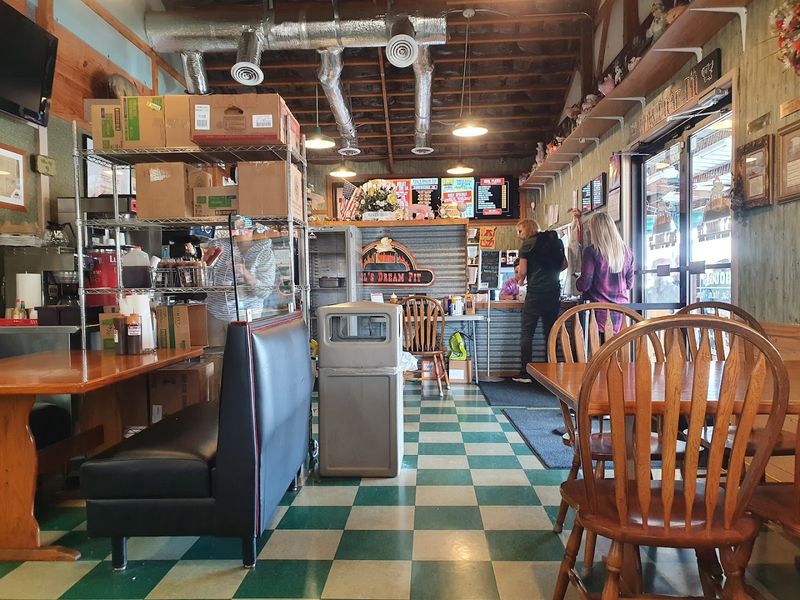 Why Phil's Dream Pit Feels Like a True Tennessee Hometown Gem