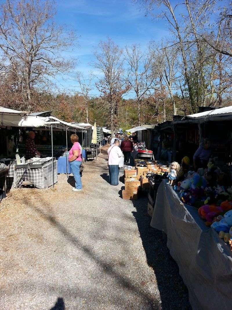 Why This Spacious Market Is a Fun Stop for Bargain Hunters