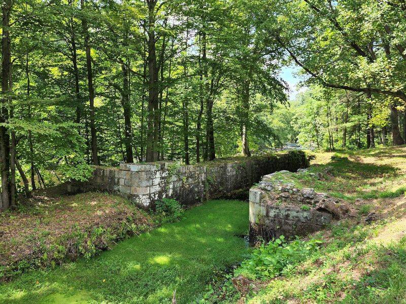 Wildlife, fossils, and seasonal beauty make it family friendly