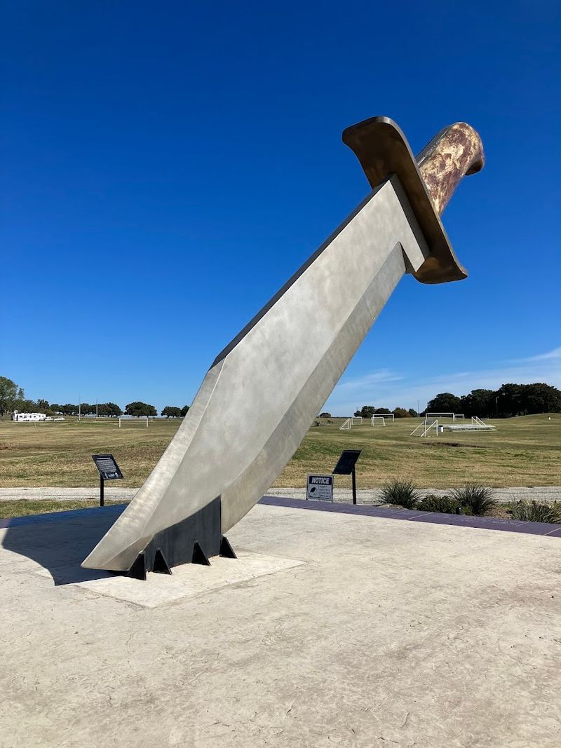 World's Largest Bowie Knife (Bowie) World's Largest Bowie Knife (Bowie)
