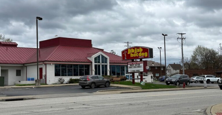 Everyone In Ohio Should Visit This Iconic Hot Dog Joint Where You Can Eat For Under $10