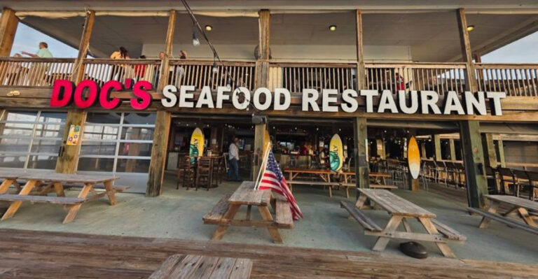 Fresh Seafood And Massive Platters Keep Texans Coming Back To This Coastal Hidden Gem