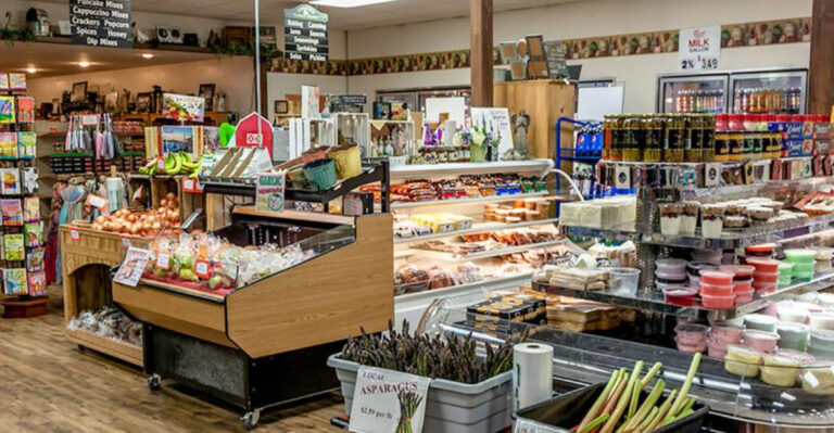 Michigan Locals Swear The Homemade Pies At This Amish Market Are Unbeatable