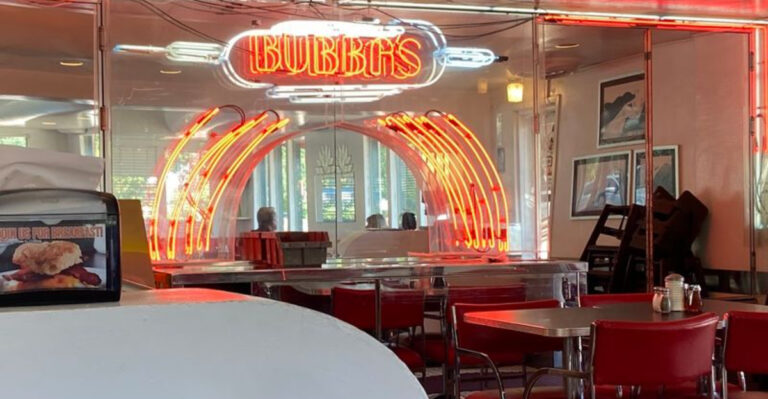 Most Texans Don’t Know This Retro Diner Has Some of the Best Fried Chicken in the State