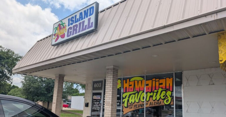 Step Into a Tropical Getaway at This Hawaiian Restaurant in Texas