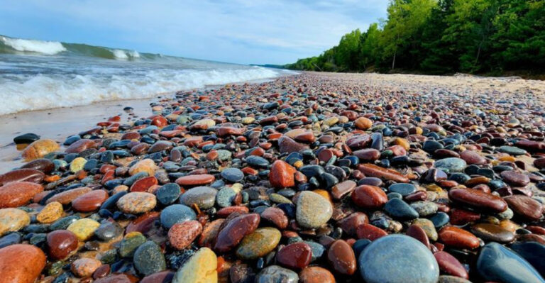 These 13 Upper Peninsula Rockhounding Spots Are A Dream For Agate Seekers