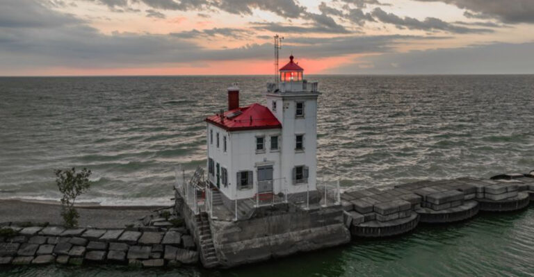 These 8 Dazzling Lighthouses Show Ohio Is More Beautiful Than You Think