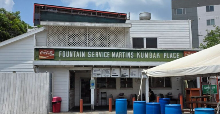 This Century-Old Texas Burger Joint Turns First-Time Visitors Into Lifelong Regulars