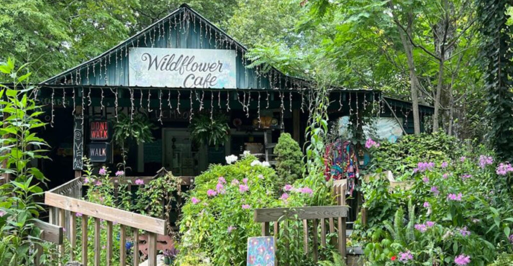 This Charming Alabama Cafe Serves a Tomato Pie So Good, It’s Become the Stuff of Legend
