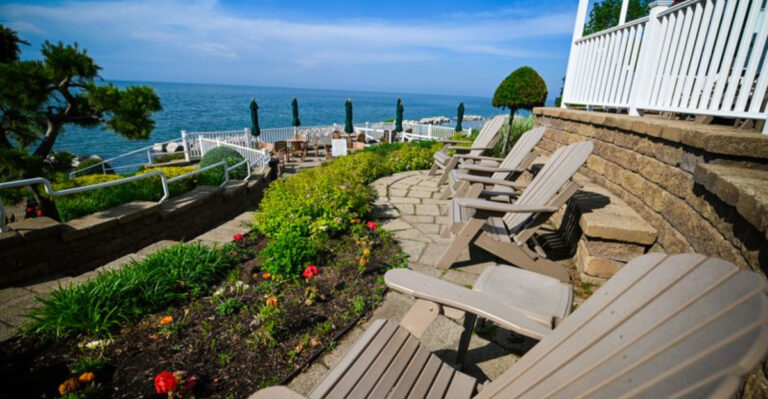 This Ohio Lakefront Restaurant Makes Dinner Feel Like A Beach Day Reward