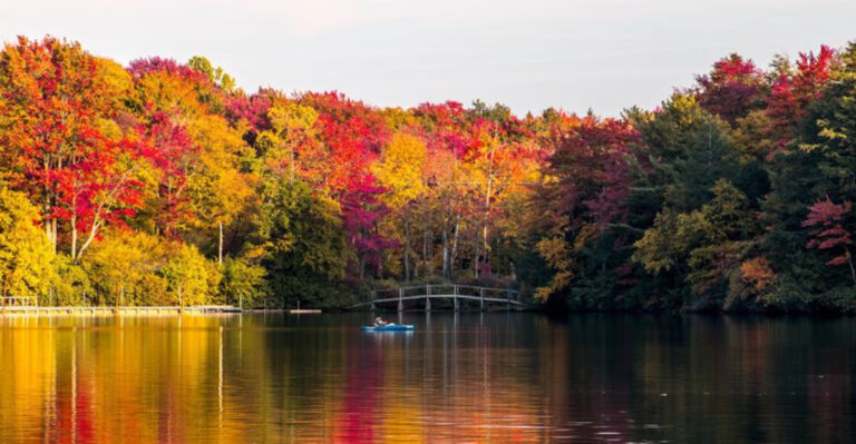 This Pennsylvania Lakeside Town Feels Like Entering A 1950s Getaway You Won’t Want To Leave