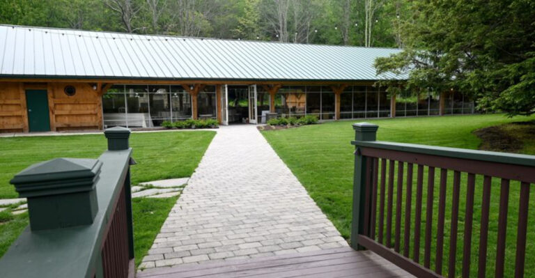 This Pennsylvania Spot Lets You Dine in Cozy Winter Igloos Beside a Flowing Creek