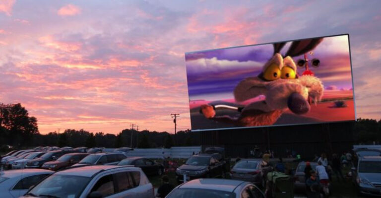 You’ll Want To Spend Every Summer Weekend At This Ohio Drive-In