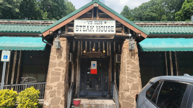 12 Legendary Tennessee Restaurants Locals Still Line Up For Decades Later