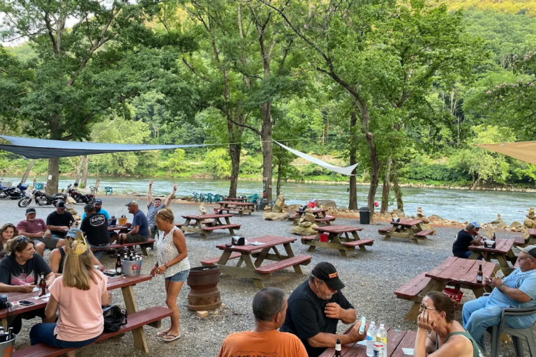 12 Tennessee Hole-in-the-Wall Eateries Locals Love But Rarely Share