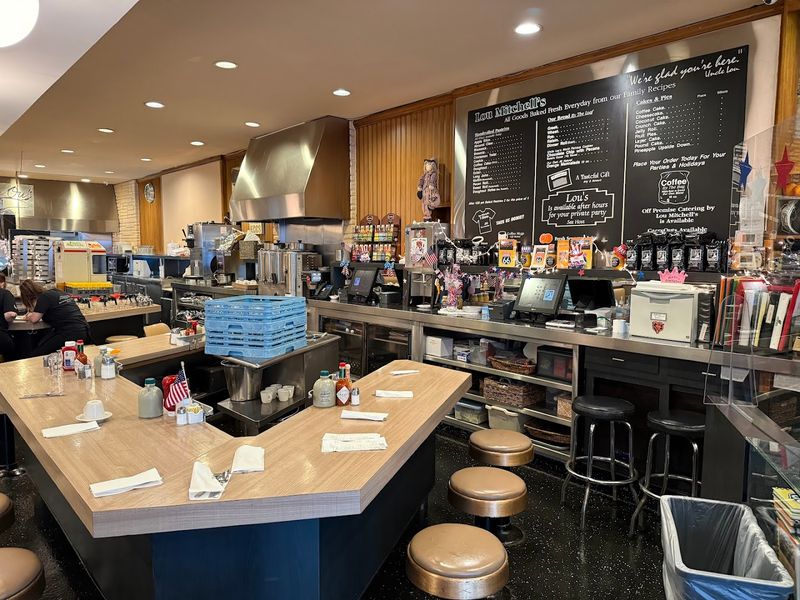 A Chicago Dining Room That Runs on Personality and Speed