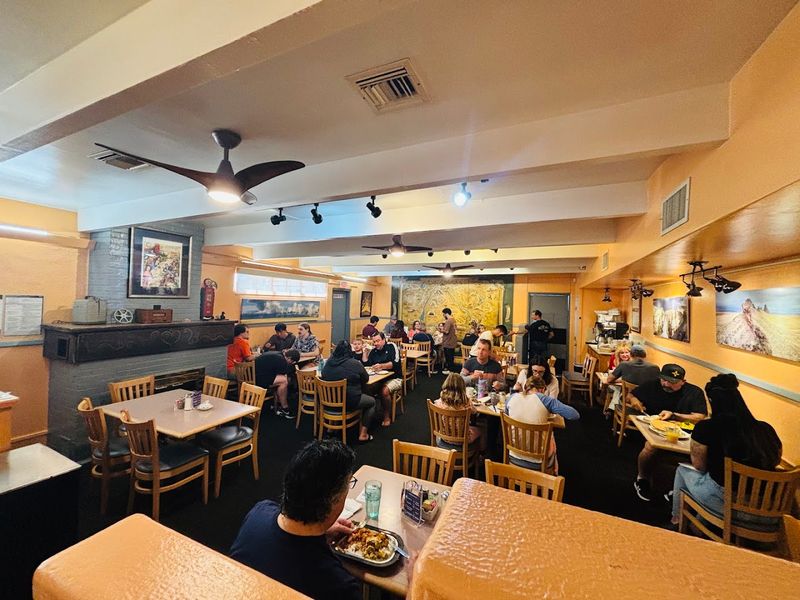 A Santa Fe Dining Room That Moves Like a Local Habit A Santa Fe Dining Room That Moves Like a Local Habit