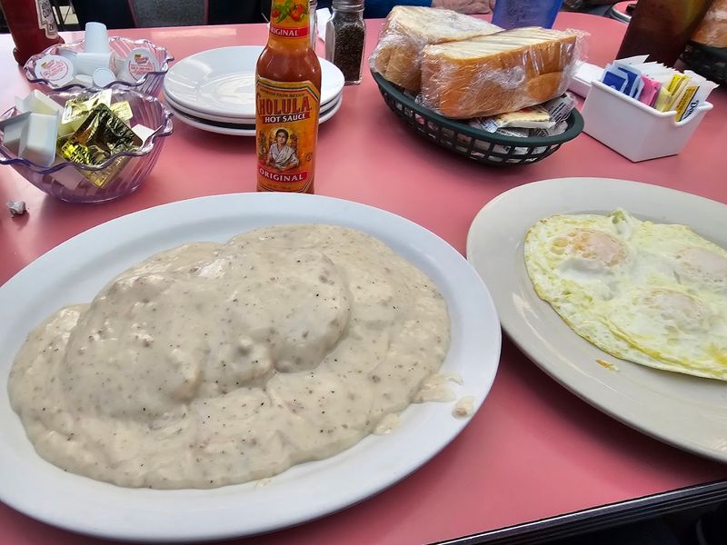 Where Breakfast Regulars and Lunch Loyalists Overlap