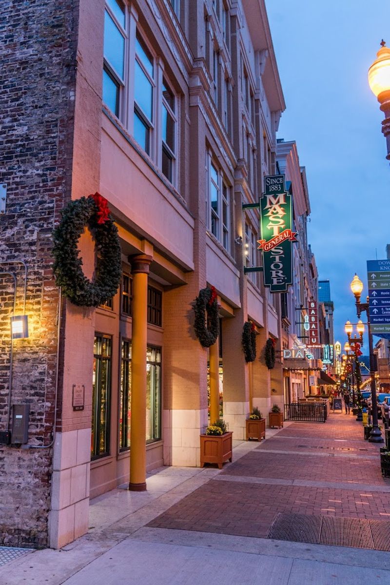 8 Hidden Gems In Knoxville, Tennessee That Locals Secretly Hope Never Get Too Popular