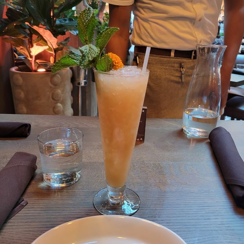 A Bar Scene That Rivals the Dining Experience A Bar Scene That Rivals the Dining Experience