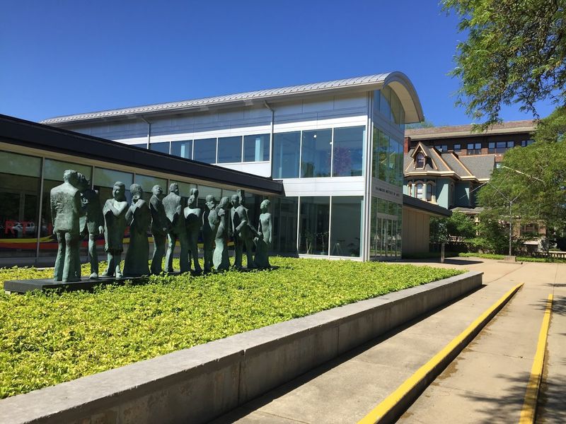 A Building Designed to Let Art Breathe A Building Designed to Let Art Breathe