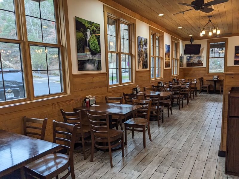 A Cozy Tennessee Kitchen Worth Finding in Gatlinburg