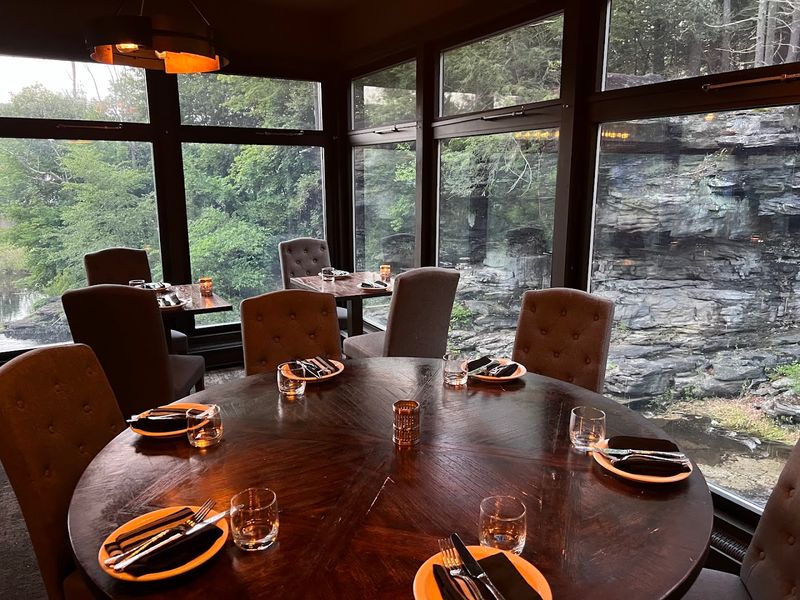 A Dining Room That Balances Rustic and Modern