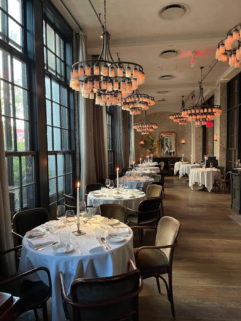 A Dining Room That Stops Conversation A Dining Room That Stops Conversation