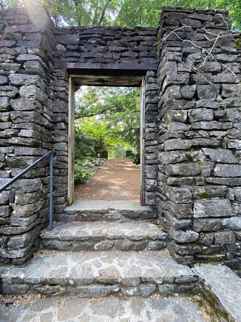 A Hidden Knoxville Escape Where Winding Paths, Historic Gardens, And Blooming Beauty Await A Hidden Knoxville Escape Where Winding Paths, Historic Gardens, And Blooming Beauty Await