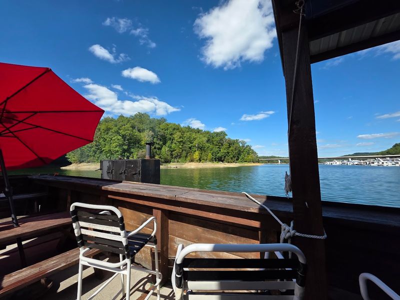 A Lakeside Dining Spot With Vacation Energy A Lakeside Dining Spot With Vacation Energy