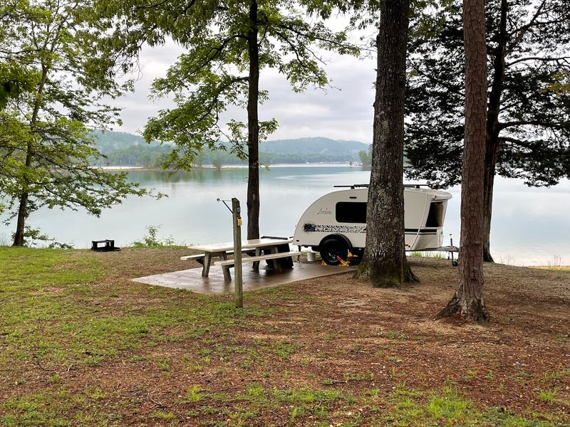 A Peaceful Lakeside Escape In Andersonville, Tennessee
