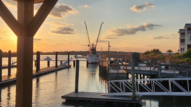 A Riverside Arrival That Instantly Sets the Tone
