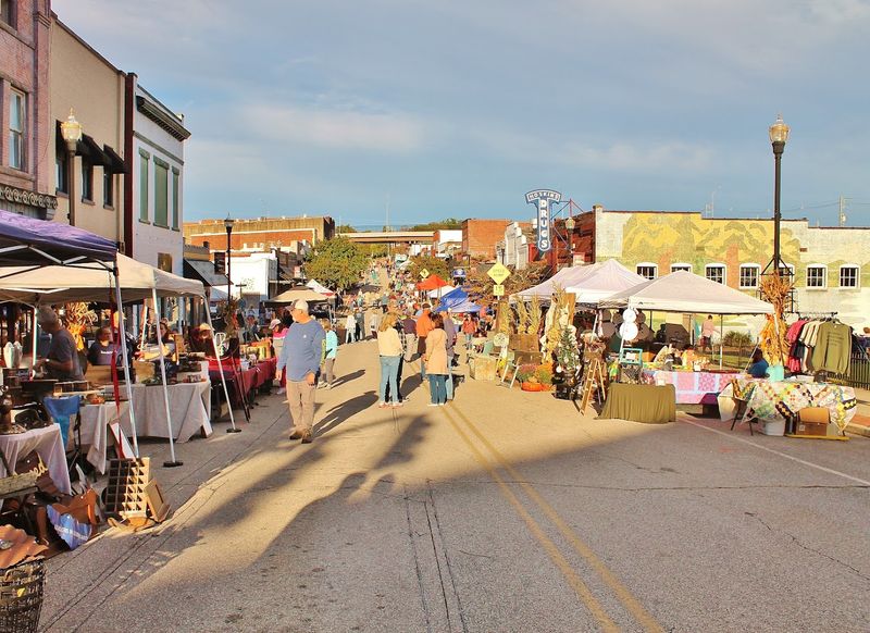 A Small Town With a Big Reputation for Vintage Finds A Small Town With a Big Reputation for Vintage Finds