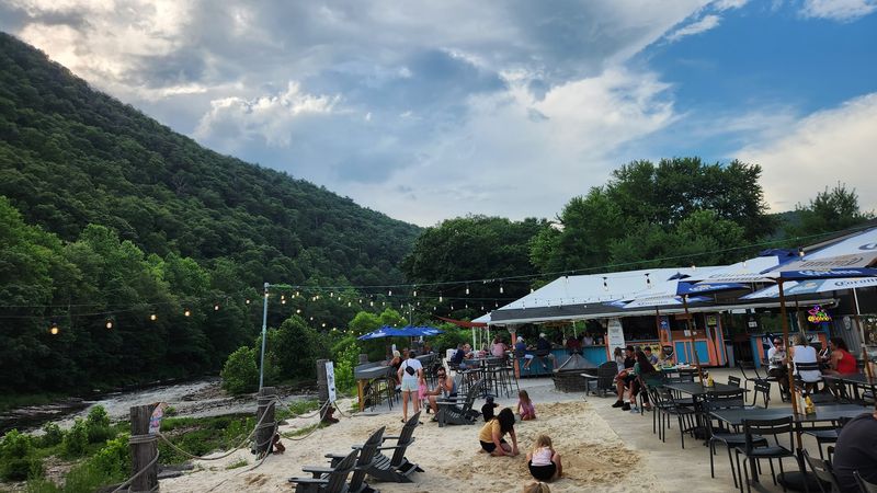 A riverside escape that feels far from everyday life A riverside escape that feels far from everyday life
