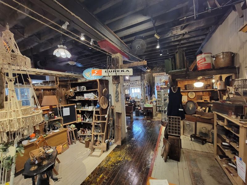 A two-floor treasure hunt that rewards slow browsing A two-floor treasure hunt that rewards slow browsing