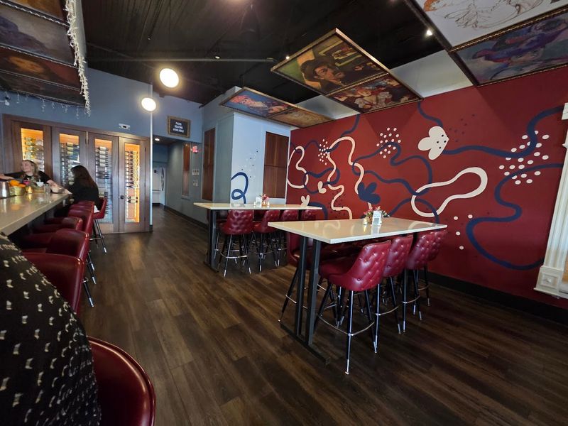 An art-filled ambiance with distinct spaces An art-filled ambiance with distinct spaces