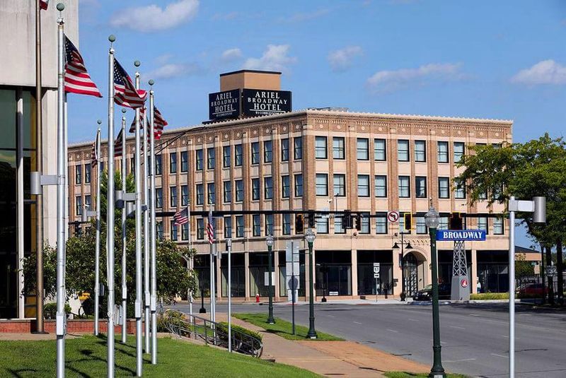 Ariel Broadway Hotel, Lorain