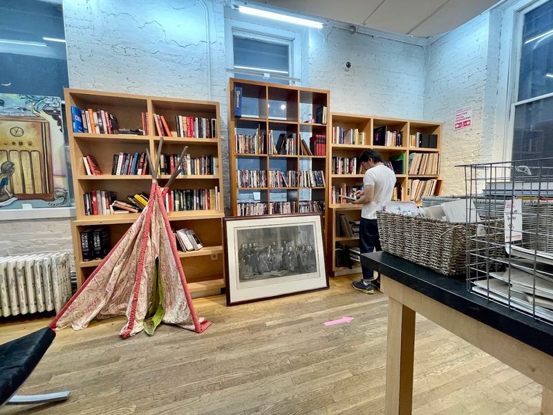 Books, Media, and the Quiet Corners Worth Browsing Books, Media, and the Quiet Corners Worth Browsing