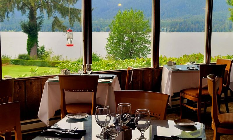 Breakfast is simple, scenic, and worth timing carefully Breakfast is simple, scenic, and worth timing carefully