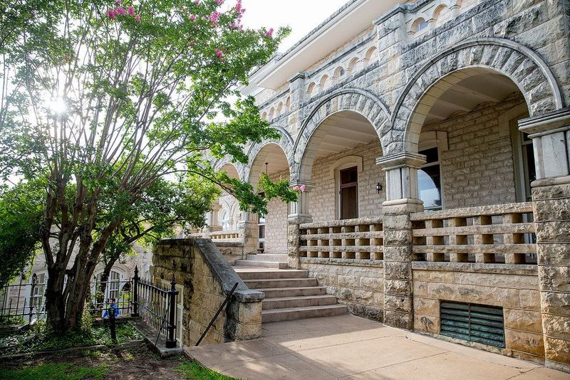 Chateau Bellevue (Austin) Chateau Bellevue (Austin)
