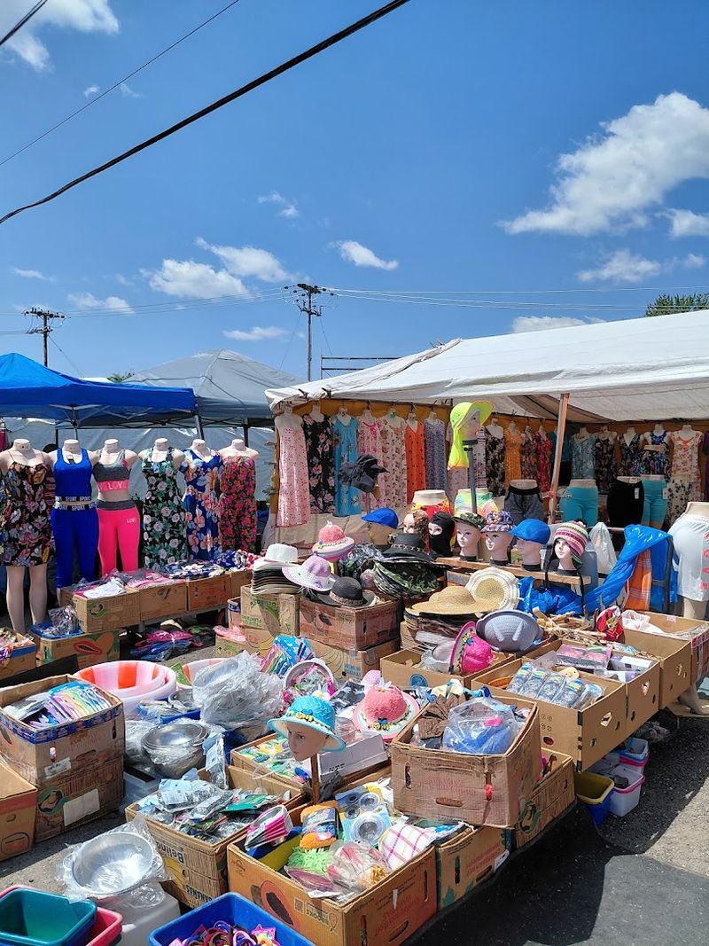 Salem NH Flea Market (Salem) Salem NH Flea Market (Salem)