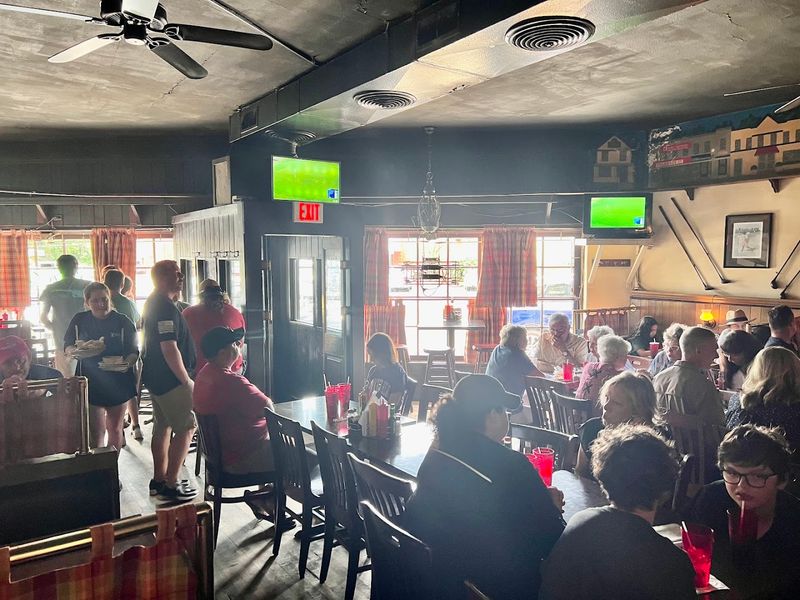 Crowds, waits, and the neighborhood rhythm