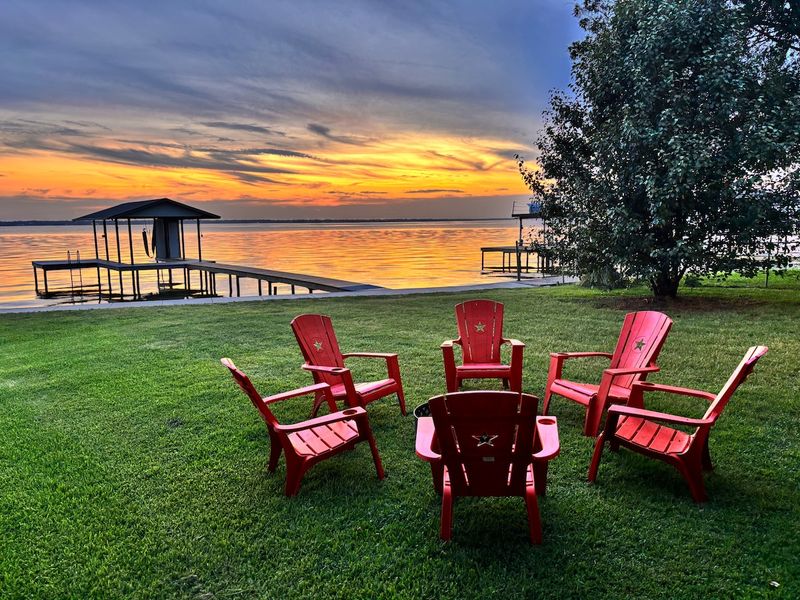 Cute Lakefront Cabin with Beautiful Sunsets (Gun Barrel City) Cute Lakefront Cabin with Beautiful Sunsets (Gun Barrel City)