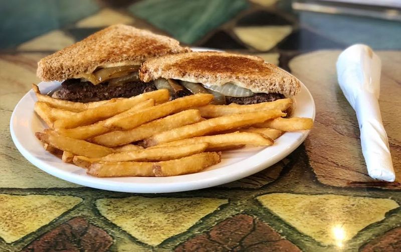 Dig Into Comfort Food With a Waterfront Backdrop