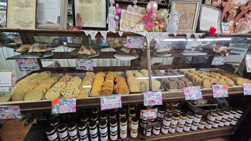 Dutch Maid Bakery & Cafe — Tracy City
