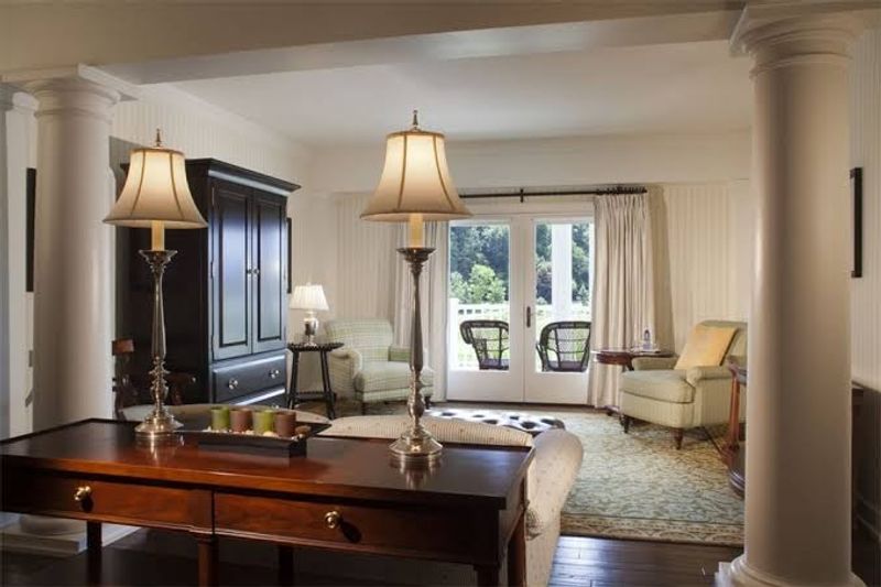 Elegant Rooms That Balance Comfort And Old-World Style Elegant Rooms That Balance Comfort And Old-World Style