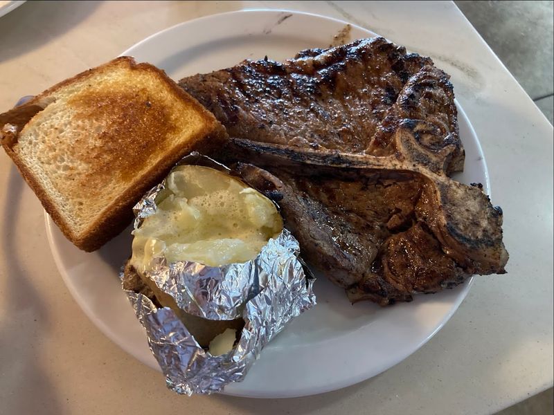 The Steak Dinner That Explains the Crowd The Steak Dinner That Explains the Crowd