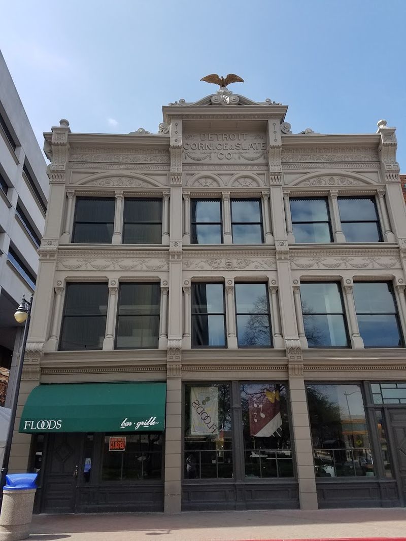 Flood's Bar & Grille – Detroit