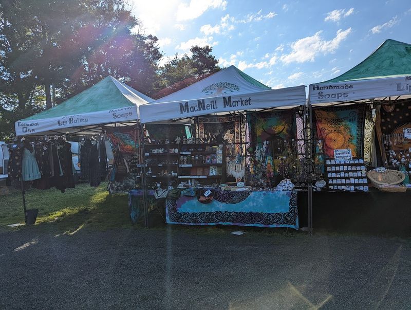 Food stands make it easy to stay for hours